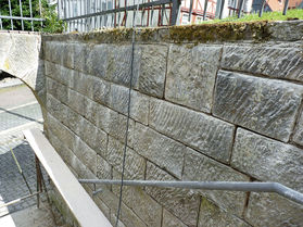 Außenarbeiten an der Kirchenmauer von St. Crescentius (Foto:Karl-Franz Thiede)